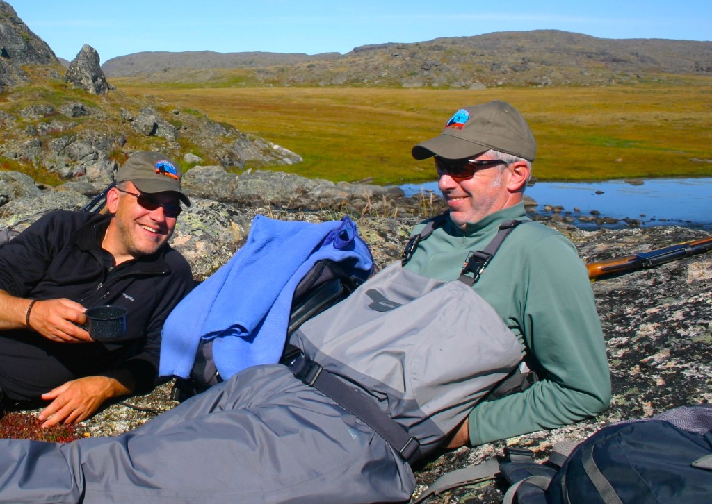 Thomas Wölfle (rechts), hier mit FliegenFischen-Chefredakteur Michael Werner in Nunavik, geht das Fliegenfischen entspannt an. Macht ihn das so erfolgreich? Fragen Sie ihn auf der Messe Leidenschaft Angeln doch einfach mal nach seinem Erfolgsrezept.