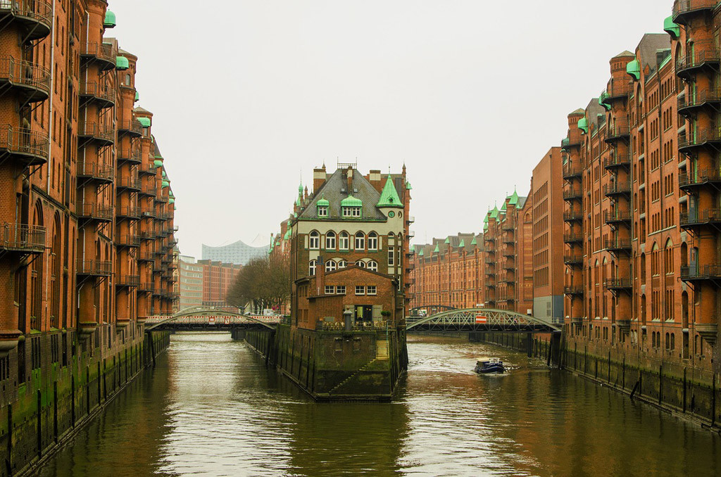 Angeln in Hamburg: Auch das Angeln mit Kunstködern und toten Köderfischen in den strömungsberuhigten Seitenkanälen der Hamburger Innenstadt ist während der Zanderschonzeit ab sofort verboten. Foto: pb