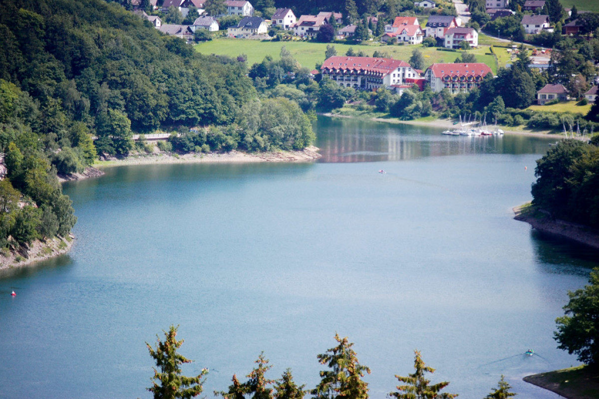 Talsperren, wie hier die Diemeltalsperre, dürfen laut der neuen Fischereiverordnung Hessen nicht mehr mit Zandern besetzt werden. Das Problem: Diese Talsperre erstreckt sich bis nach Nordrhein-Westfalen. Dort gelten andere Regeln zum Thema Besatz und Schonzeit. Foto: BLINKER/D. Schröter