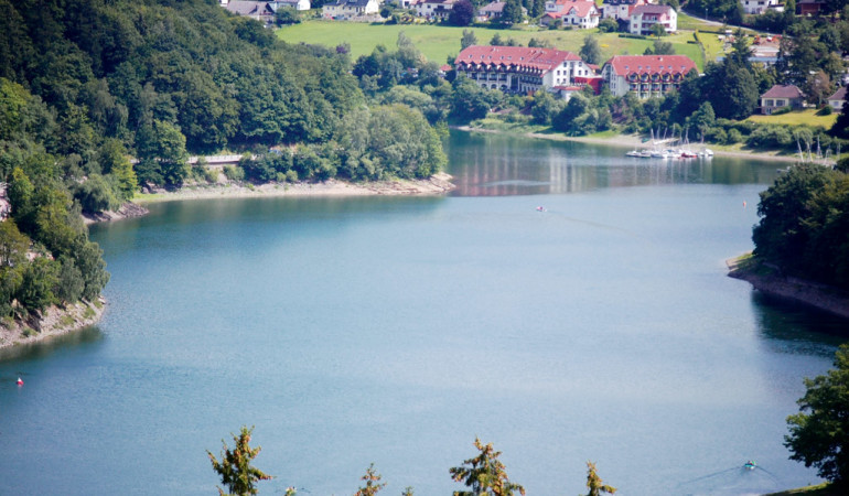 Talsperren, wie hier die Diemeltalsperre, dürfen laut der neuen Fischereiverordnung Hessen nicht mehr mit Zandern besetzt werden. Das Problem: Diese Talsperre erstreckt sich bis nach Nordrhein-Westfalen. Dort gelten andere Regeln zum Thema Besatz und Schonzeit. Foto: BLINKER/D. Schröter