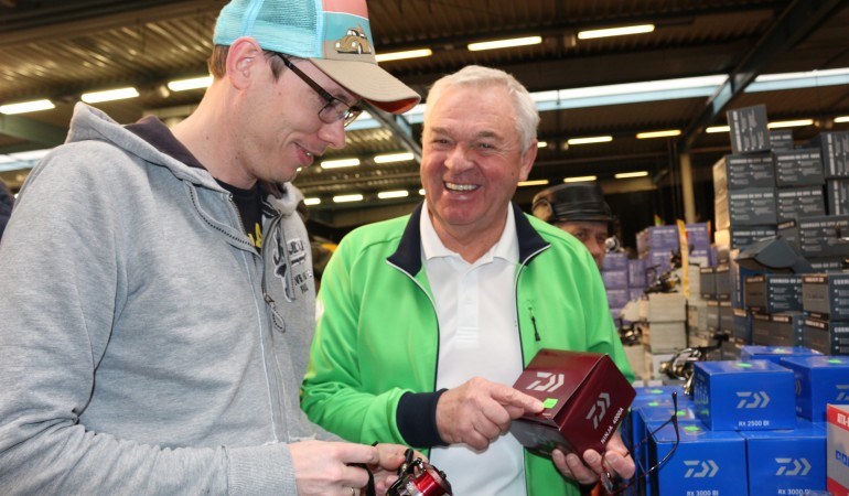 Daiwa-Cormoran Meeresexperte Horst Hennings brachte am Stand von Johann Wessels so manche Rolle an den Mann. Foto: A. Pawlitzki