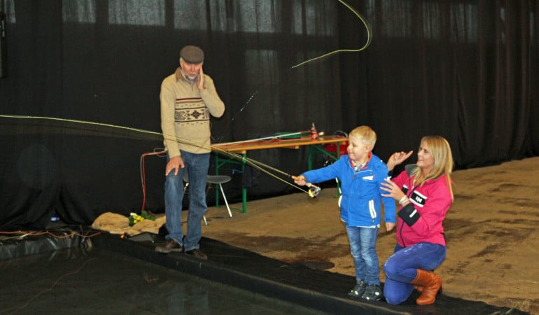 Fliegenfischen für Kinder. Fliegenfischer-Experte Bernd Kuleisa gibt die Anweisungen, Angel Anni hilft den Kleinen, diese in die Praxis umzusetzen. Foto: A. Pawlitzki