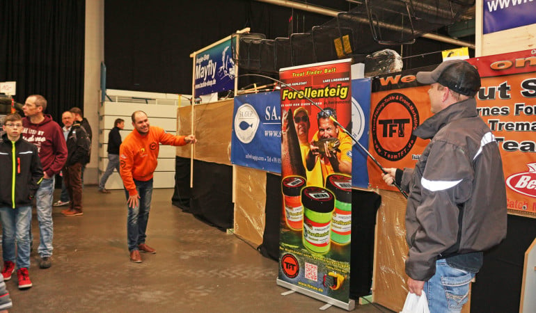 Evo Braakhuis, der holländische Tremarella-Meister führt am Stand von Hermanns Angelhütte die neuen Forellenrute von TFT vor. Foto: A. Pawlitzki