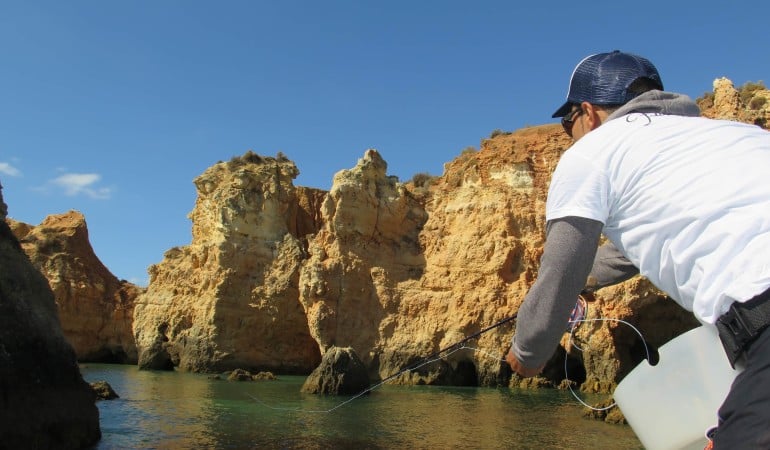 Reizvolle Landschaft: Die Küstenlinie bietet einen interessanten Rahmen für das Fliegenfischen an der Algarve auf Wolfsbarsch und andere Meeresfische.