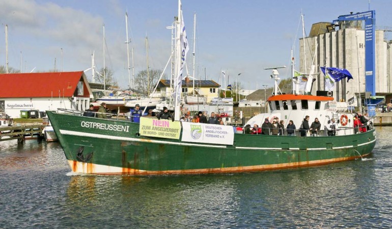 Der Kutter "Ostpreussen I" läuft aus dem Hafen Burgstaaken aus, um an der Anglerdemo 1.0 teilzunehmen. Foto: R. Schwarzer