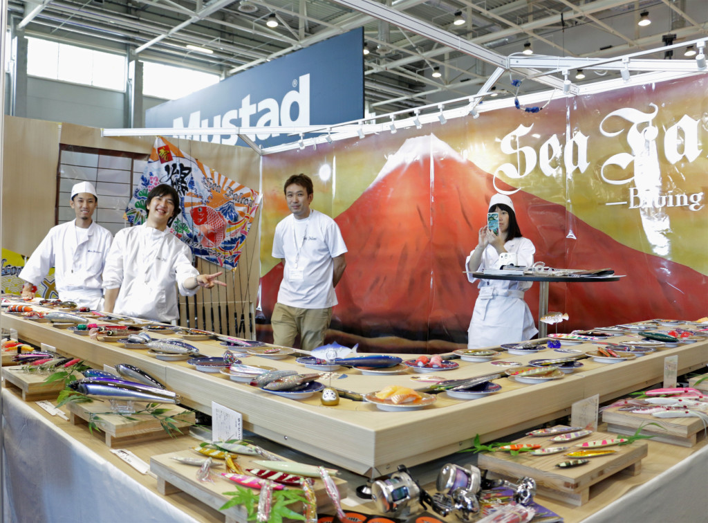 Sushi für alle! Die japanische Firma Sea Falcon präsentierte ihre Speed-Jigs auf einem Sushi-Karussel. Foto: F. Pippardt