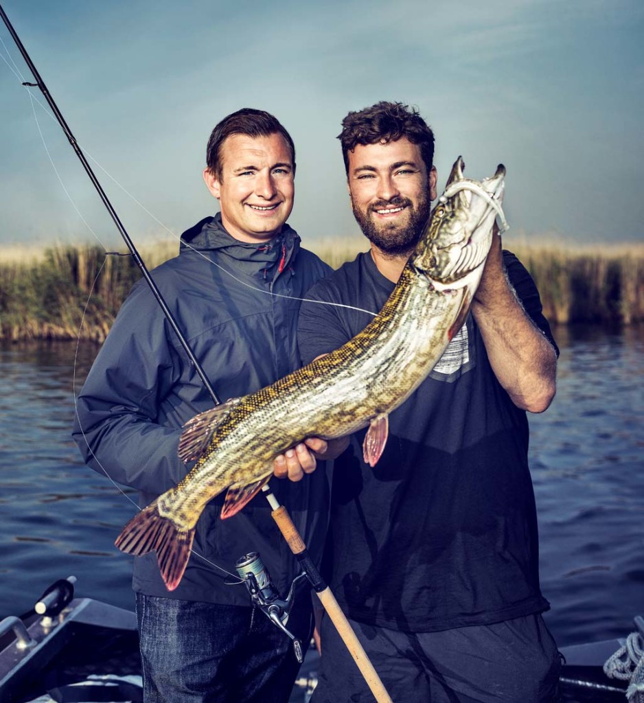 Marteria und Veit Wilde mit einem Hecht aus dem Peenestrom. Foto: BLINKER / Paul Ripke 