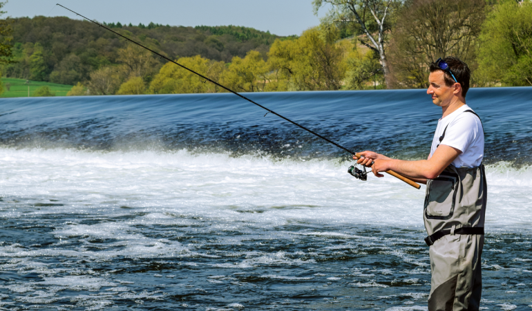 Wer alle Bereiche beim Angeln am Wehr optimal befischen will, braucht unterschiedliche Köder. Wobbler, Spinner und Gummifische fangen jeweils in unterschiedlichen Bereichen optimal. Foto: BLINKER/V.Wilde