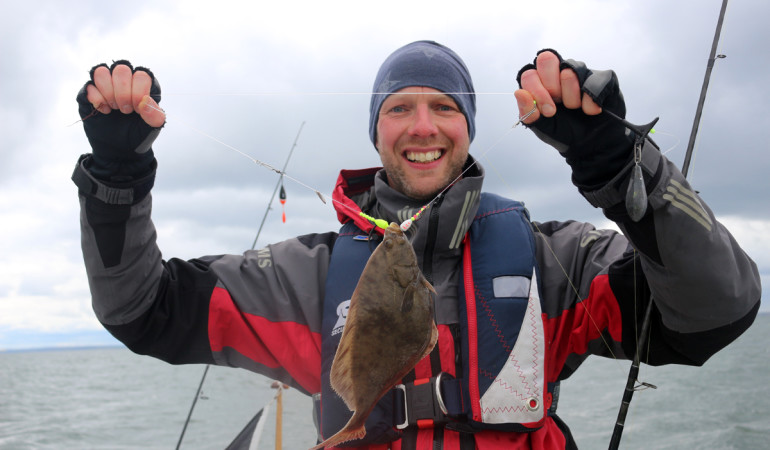 Manchmal sind Plattfische so gierig, dass sie gleich zwei Köder an den Haken des Paternosters nehmen. Foto: BLINKER/A. Pawlitzki