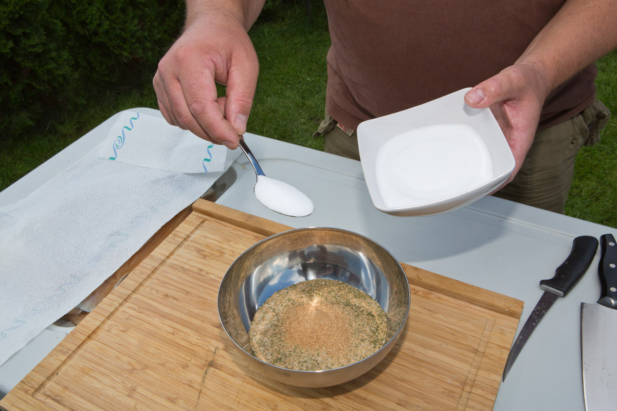 Für 500 Gramm Filet vermischen Sie 4 Esslöffel Zucker, 2 Esslöffel Salz sowie etwas Dill (je nach Geschmack) gut in einer Schale. Foto: BLINKER/A. Seiberlich