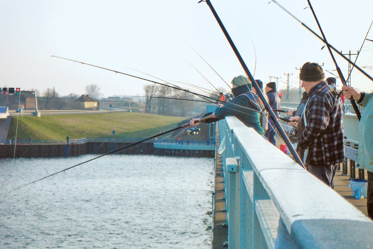 Brücke mit Angler in Rügen.