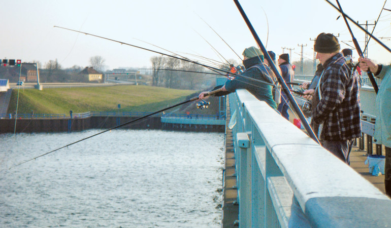 Brücke mit Angler in Rügen.