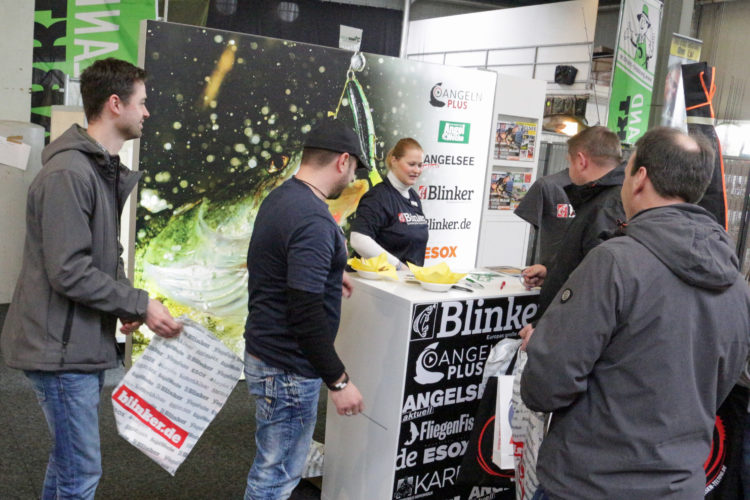 Interessierte Besucher drängen sich am Blinker-Stand, um sich über „Angeln Plus"´ zu informieren. Foto: A. Pawlitzki