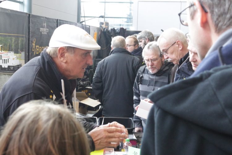 Wo es Fragen zum Angeln mit Futterkorb gab, war man beim viermaligen Weltmeister Bob Nudd (links) an der richtigen Adresse. Foto: A. Pawlitzki