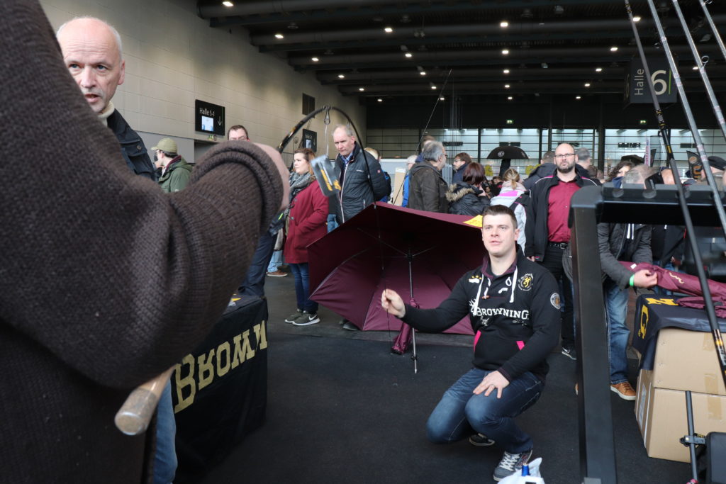 Seine neue Feederrute mit weicher Aktion zeigte Weltmeister Jens Koschnik am Stand von Browning. Foto: F. Pippard