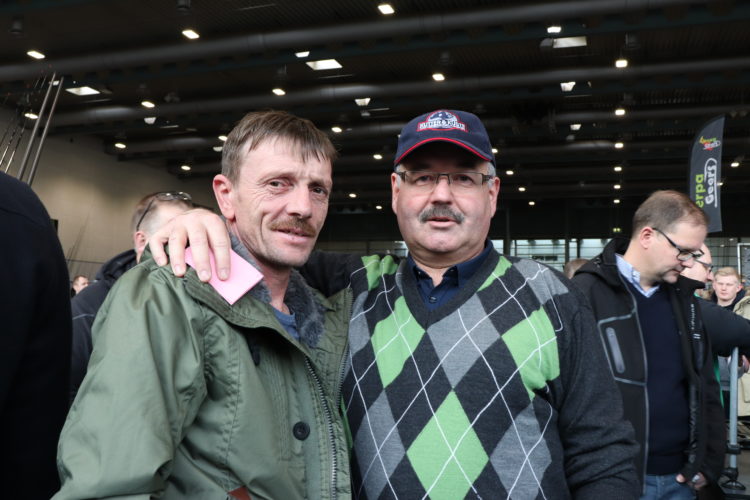 Weitangereiste Gäste: Dieter Länger aus Querfurt und sein Angelkollege kamen aus Sachen-Anhalt zur Stippermesse. Foto: F. Pippardt