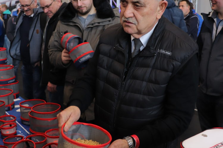 Vincenzo Natale zeigte am Stand von Colmic einen neuen Madenkorb, der sich auch als Futtersieb eignet. Foto: F. Pippardt