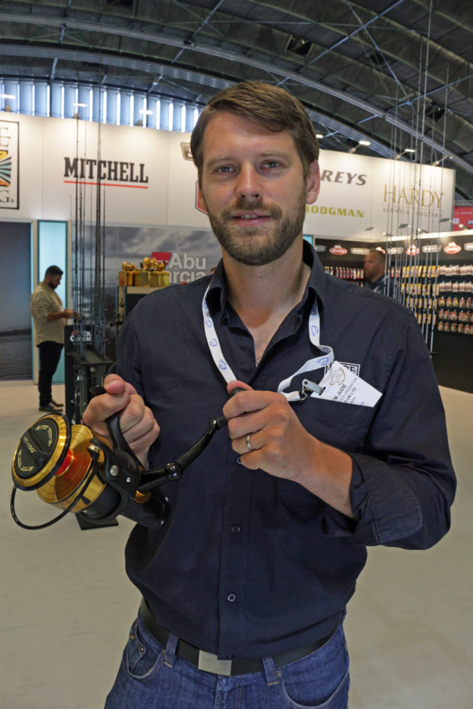 Marketing Manager Steffen Jude präsentiert die Spinfisher 10500 von Penn, die zum schweren Welsangeln ausgelegt ist. Foto: A.Pawlitzki 