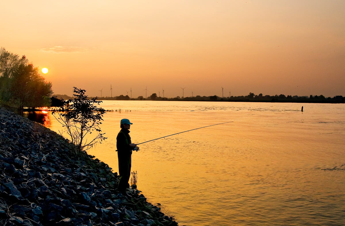 Uferangler im Abendlicht