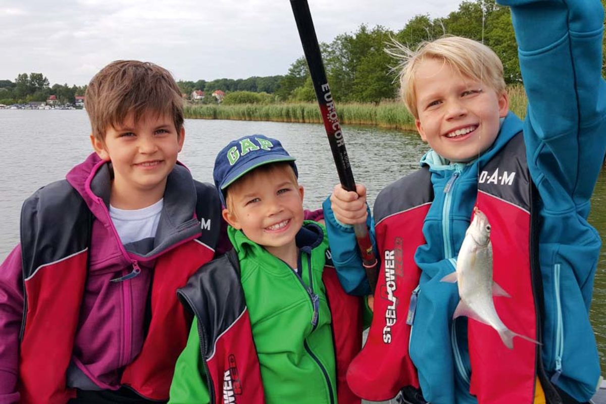 Mit dem Jugenfischereischein dürfen auch schon Kinder Angeln. Jedoch gibt es in jedem Bundesland unterschiedliche gesetzliche Bestimmungen, die unbedingt beachtet werden sollten, bevor die Jungangler ans Wasser gehen. Foto: J. Pusch