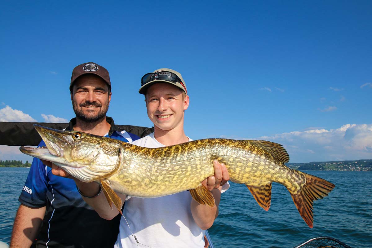 Der erste Hecht beim Angeln im Bodensee und dann gleich so ein Schöner! Foto: Blinker/J.Radtke