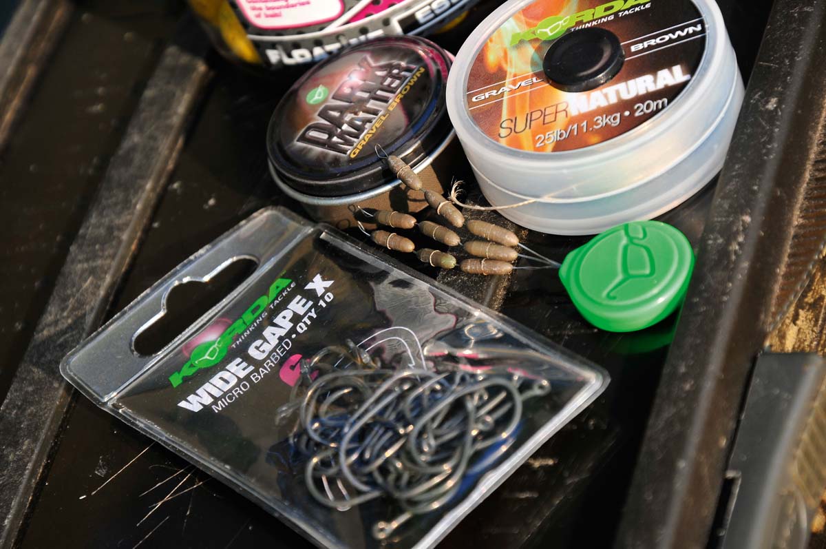 Wide Gape X-Haken in Größe 6, Sinkers-Bleie, Vorfachmaterial, Dark Matter Tungsten Putty und Pop-Up Boilies– mehr braucht man für dieses einfache Rig nicht. Foto: karpfen/Uwe Steffen