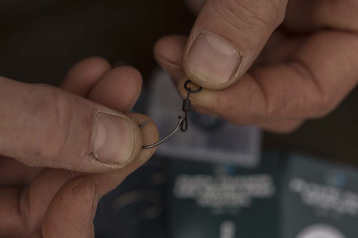 Der Quick Change Micro Ring Swivel wird durch das Öhr des Hakens geführt. Foto: karpfen/Max Hendry