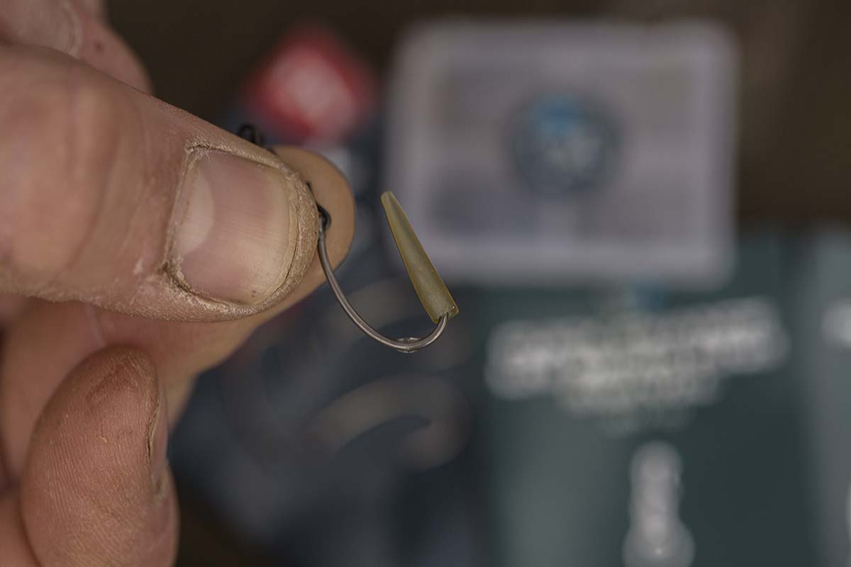 Man schiebt das Sleeve mit der breiten Seite voran auf den Haken. Foto: karpfen/Max Hendry