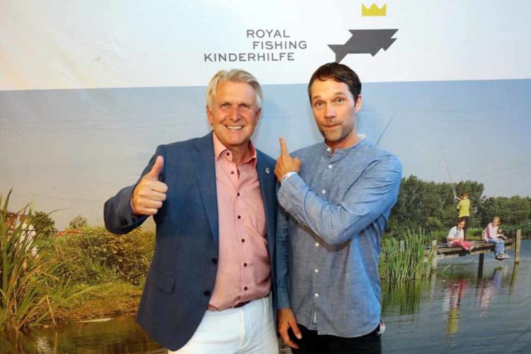 Engagiert für den guten Zweck: Der Hauptorganisator der Fishing Master Show 2019 , Siegfried Götze und Schauspieler Matthias Schloo.