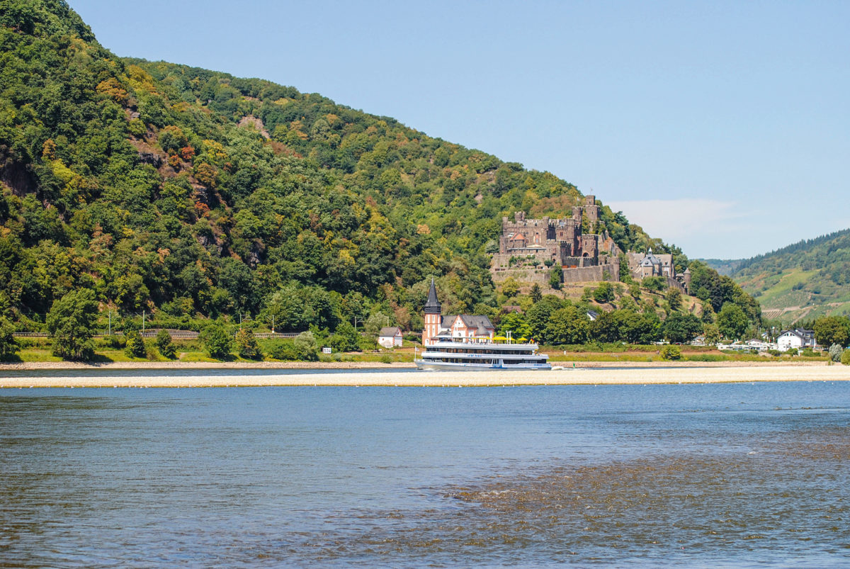 An einigen Stellen des Rheins kann man theoretisch bis zur Fahrrinne laufen! Foto: AngelWoche/Kai Chaluppa