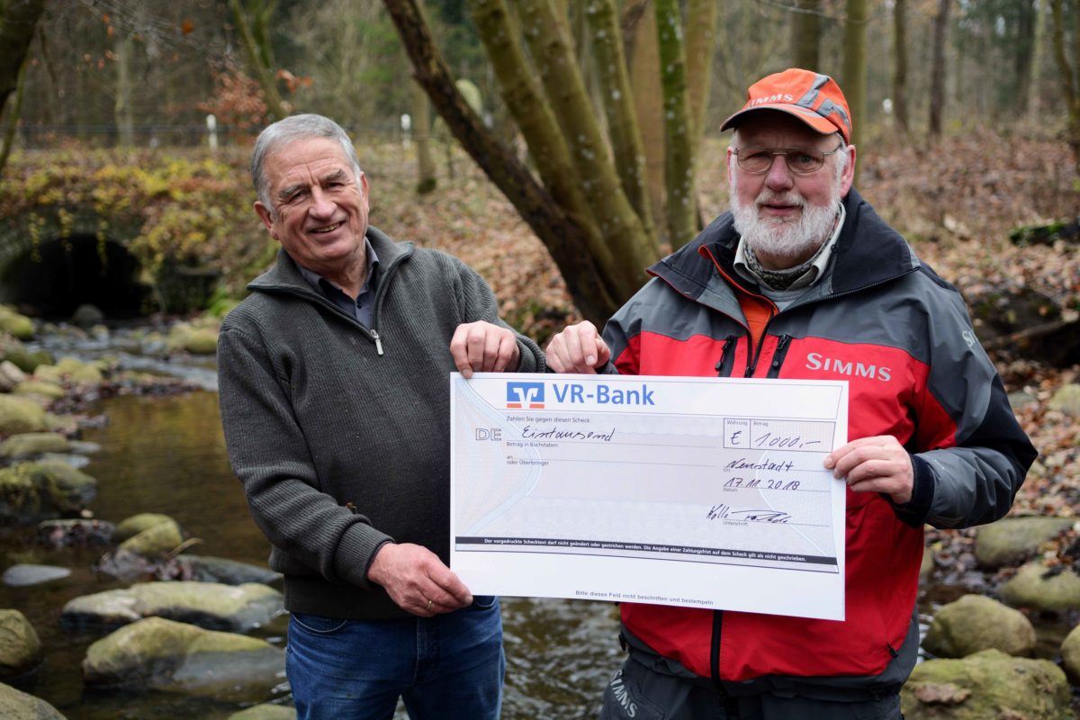 Kalle Rohde stiftete die stattliche Summe von 1.000 Euro für den Schutz des Lachsbaches, der bei Neustadt in die Ostsee mündet! Es ist das wichtigste Laichrevier für Lachs und Meerforelle in der Neustädter Bucht.