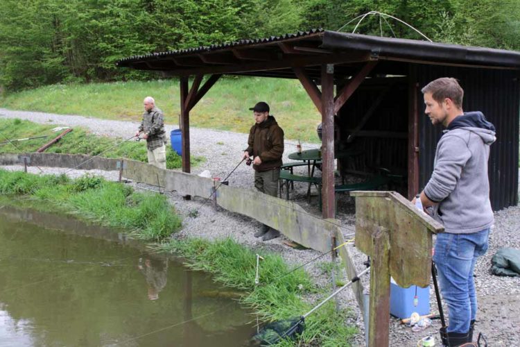 Wenn sich kurzzeitig Regen einstellte, konnte die Teilnehmer Schutz unter den kleinen Hütten finden.