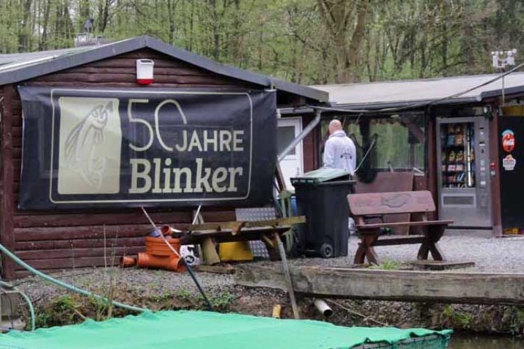 Überall auf dem Gelände waren große Banner und Plakate aufgehängt, die die Anlage ganz im Zeichen des BLINKERS erstrahlen ließ.