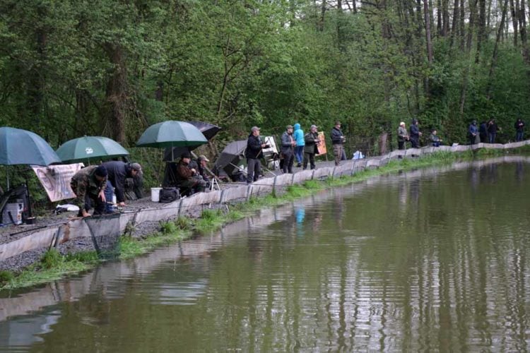 Auch die wenigen Regenschauer konnte die Stimmung am Forellensee nicht trüben.