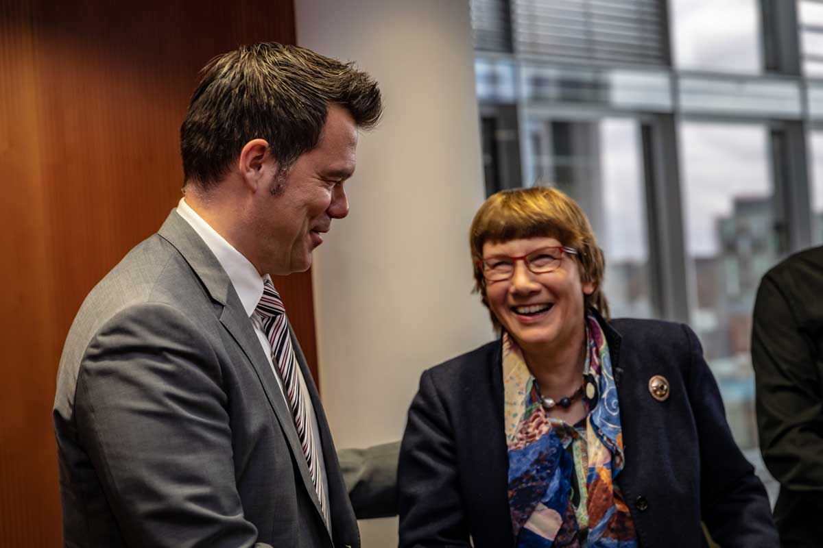 Dr. Christel Happach-Kasan gratuliert Dr. Gero Hocker zur einstimmigen Wahl als neuer Präsident des DFV. Foto DAFV, Olaf Lindner