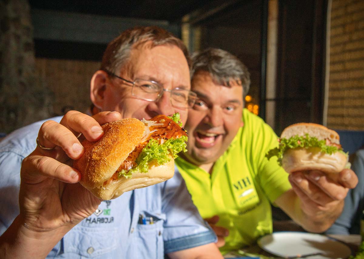 Es ist alles angerichtet und der Flammlachs kann verspeist werden. Ein Geschmack zum Sitzenbleiben: Flammlachs auf Salatblatt im Brötchen.