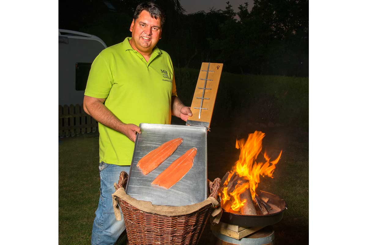 Für den Flammlachs braucht man nicht viel: Filets, ein Lachsflammbrett und ein offenes Feuer.