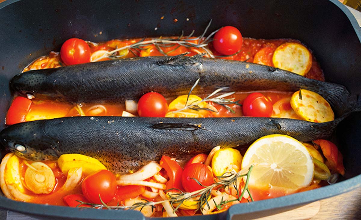 So kommen die fertigen Forellen aus dem Ofen. Wichtig: den Bräter nicht abdecken! So wird die Haut nicht zu weich und lässt sich beim Essen ganz einfach vom Fisch lösen. Foto: A. Jagiello