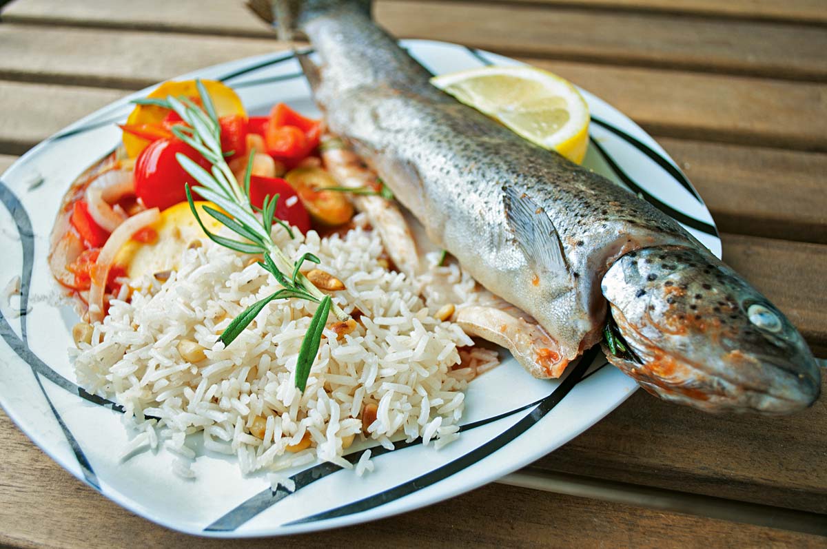 Fertig! Mit dem Reis und dem Gemüse entsteht auf dem Teller ein Fischgericht, das nach Urlaub am Mittelmeer schmeckt – und nach mehr. Falls doch was von der mediterranen Forelle übrig bleibt: Die Reste kann man am nächsten Tag prima aufwärmen. Foto: A. Jagiello