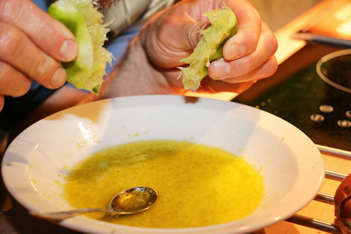 Butter zerlassen, mit dem Abrieb und dem Saft der Limette vermischen, Gewürze nach Belieben hinzugeben. Die Kartoffeln kochen im Optimalfall schon ein Weilchen.