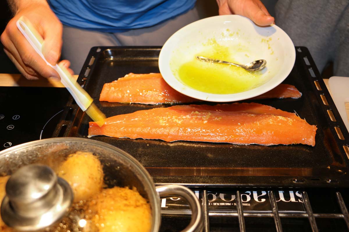 Die Filets auf ein gefettetes Backblech legen, mit dem Limetten-Butter-Mix einpinseln und leicht salzen.