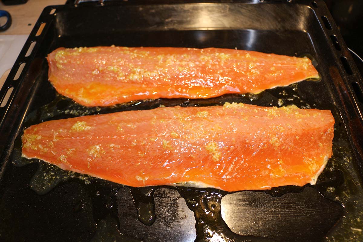 Das Backblech kommt bei 150 Grad für etwa 15 Minuten in den Ofen. Hier ist ausprobieren gefragt, nach zehn Minuten schon mal auf die Filets gucken.