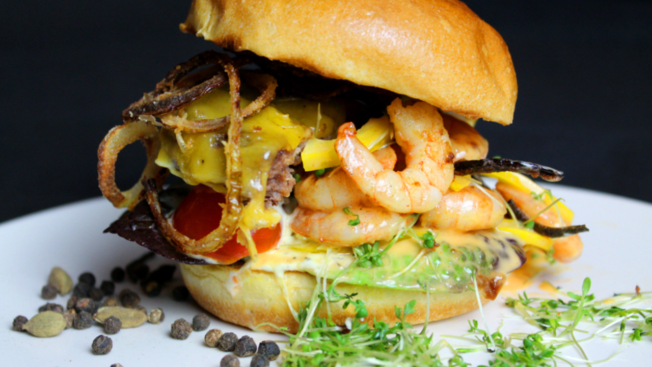 Der Surf-and-Turf-Burger sieht nicht nur lecker aus, sondern er schmeckt auch so. Foto: M. Würfl