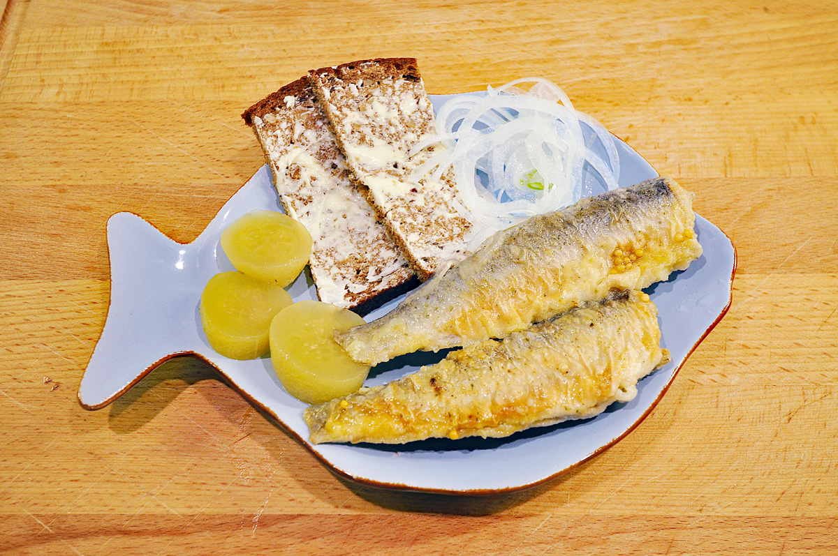 Brathering ist ein Fischgericht aus der deutschen Küche.