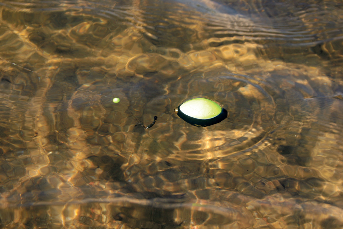 Oberflächenmotage mit dem „Trout Egg“: Die Pilotkugel bestimmt die Angeltiefe. Foto: M. Kahlstadt