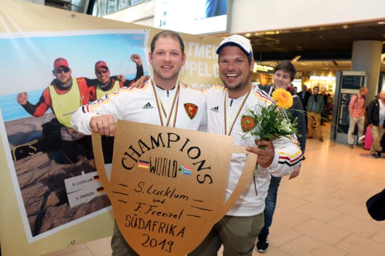 Fabian Frenzel (rechts) und Sebastian Lucklum holten sich in den Südafrika den Titel Brandungsangel-Weltmeister 2019.