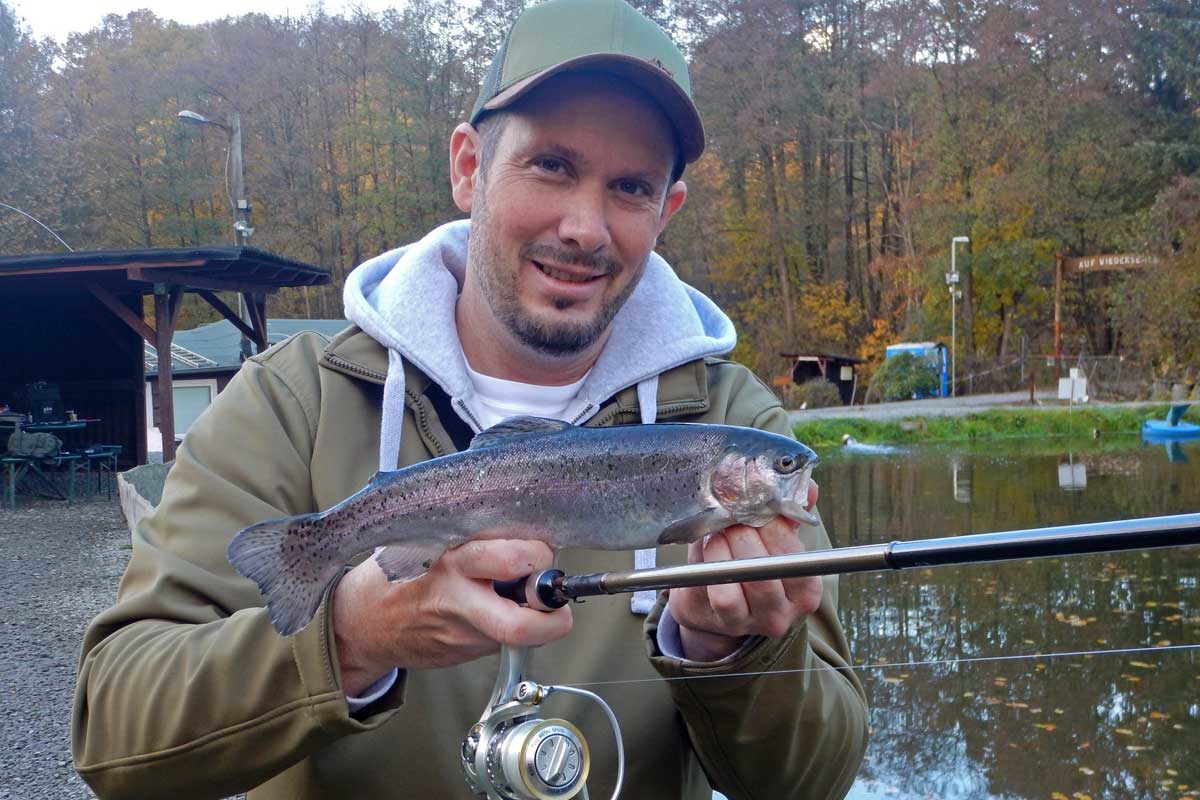 Wie schwer ist der Fisch, den Christian Rück hier in den Händen hält?