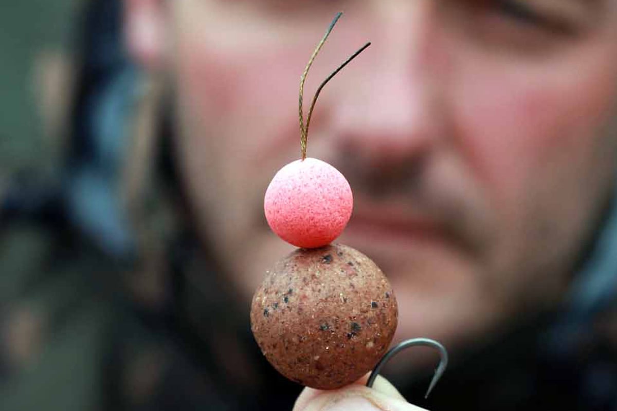 In diesem Fall möchte ich einen (liegenden) Snowman anbieten und habe zwei Boilies auf das Hair gezogen, die so weit wie möglich in Richtung Wirbel geschoben werden. Der untere Boilie sitzt halb auf dem Wirbel, aber nicht zu weit. Der Wirbel muss noch über genügend Bewegungsspielraum verfügen. 