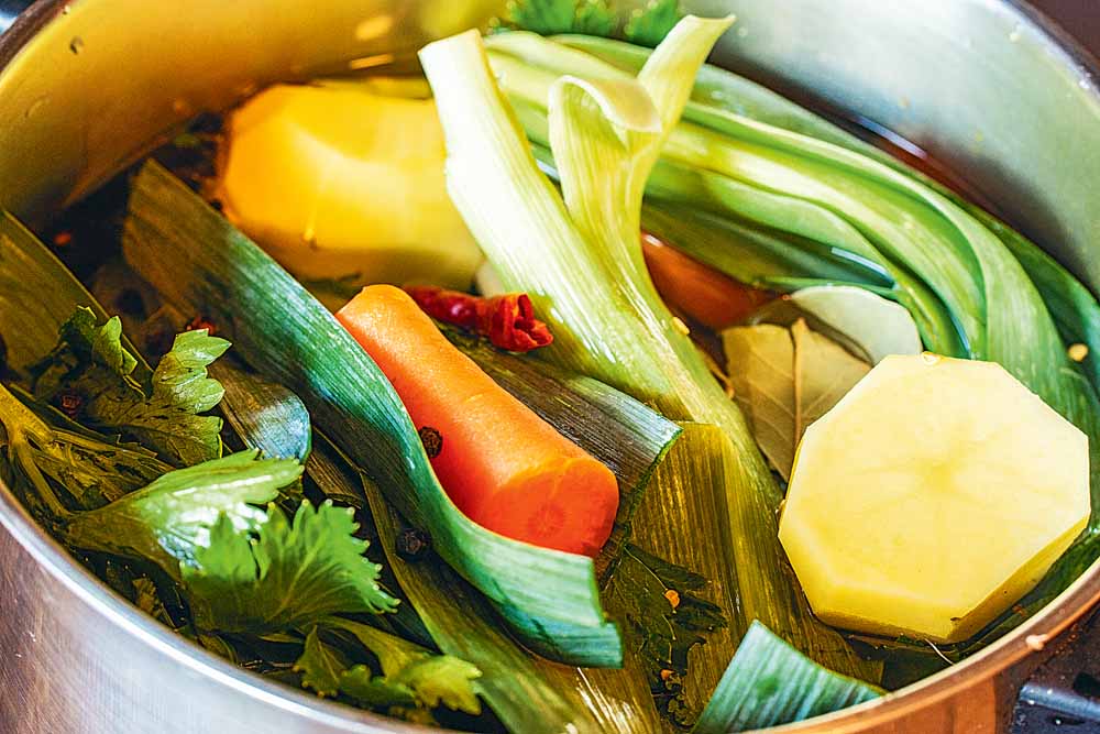 Das Suppengrün gut abwaschen und mit der Kartoffel, den Lorbeerblättern, einer Chili-Schote und einigen Pfefferkörnern in Salzwasser zu einer Brühe kochen.