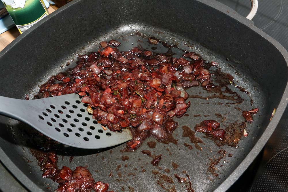 Ein paar Minuten den Wein einkochen lassen und dabei mehrmals umrühren. Wenn die meiste Flüssigkeit verdampft ist …